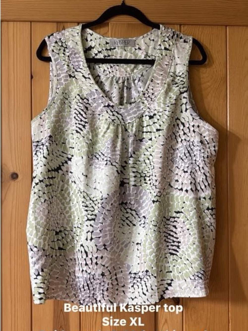 Kasper Sleeveless Scoop Neck Camisole in Light Green and White Print